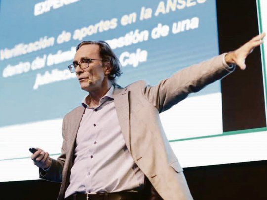 Foco. En su disertación, el ministro de Finanzas, Osvaldo Giordano, hizo hincapié en que la gestión robotizada agiliza trámites y reduce costos.
