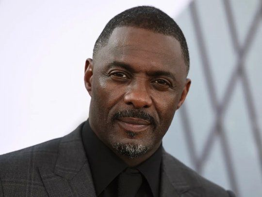 Idris Elba será reconocido por el rey Carlos.