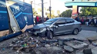 Un auto embistió una garita policial en Liniers