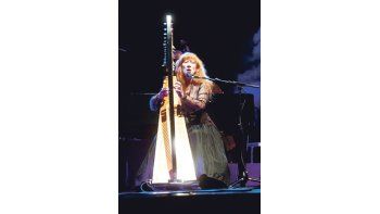 Loreena McKennitt pasó con igual soltura del arpa al acordeón o al piano; y cantó con su voz de soprano desgarrada.