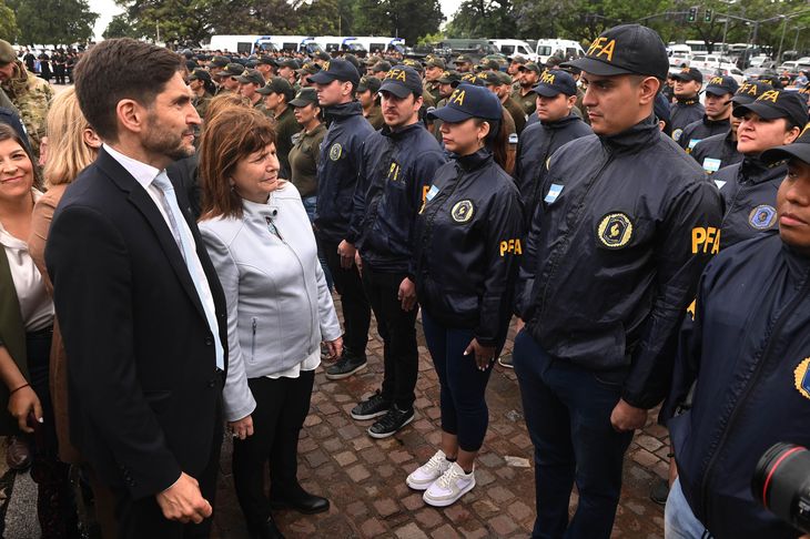 Patricia Bullrich y Maximiliano Pullaro saludaron a los agentes de las diferentes fuerzas que asistieron al acto. Patricia Bullrich y Maximiliano Pullaro saludaron a los agentes de las diferentes fuerzas que asistieron al acto.
