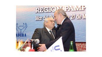 ámbito.com | Héctor Méndez (izq.) recibe el saludo del saliente presidente de la UIA, Alberto Alvarez Gaiani, durante el Quinto Foro Federal de la Industria.