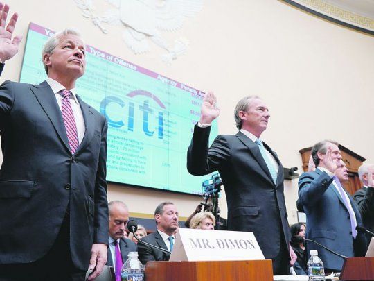 Bajo juramento. Jamie Dimon, CEO de JP Morgan Chase & Co; James P. Gorman, de Morgan Stanley, y otros banqueros durante la audiencia en la Cámara baja del Congreso estadounidense.