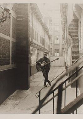 Postal de Stu Sutcliffe, el Beatle que abandonó la banda y moriría poco después.