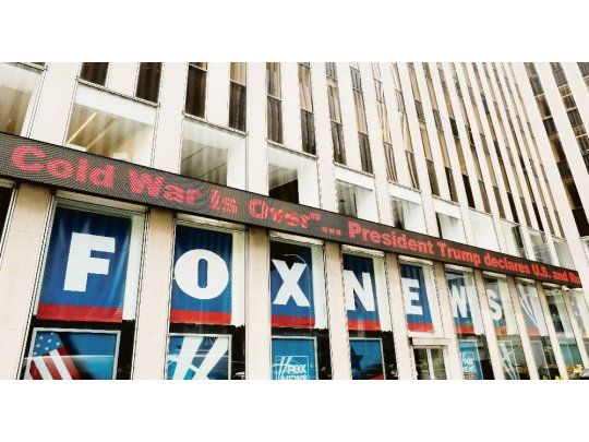 ESTUPOR. Las declaraciones de Trump acerca del “fin de la Guerra Fría” despertaron una catarata de críticas de todo el espectro político. Sus palabras se pudieron leer en el exterior del edificio de la cadena FOX en Nueva York.