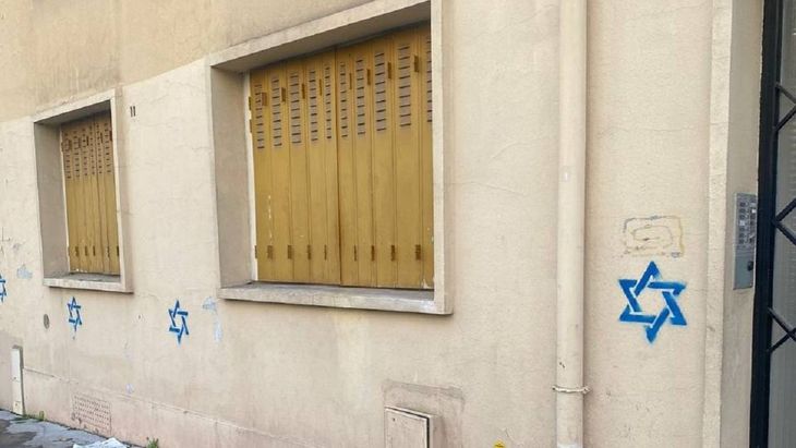 Pintada antisemita en París marcando una vivienda, al igual que durante el nazismo. Pintada antisemita en París marcando una vivienda, al igual que durante el nazismo. 