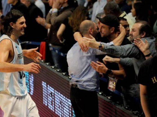 Federico Susbielles y Luis Scola se abrazan luego de la clasificación argentina a los Juegos Río 2016.