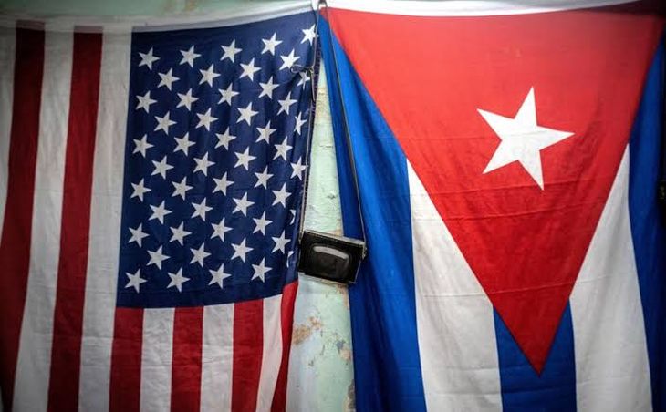 EEUU prohíbe en 1960 las exportaciones hacia la isla de Cuba, comienzan las primeras sanciones comerciales que desembocarían en el bloqueo final de 1962. EEUU prohíbe en 1960 las exportaciones hacia la isla de Cuba, comienzan las primeras sanciones comerciales que desembocarían en el bloqueo final de 1962.