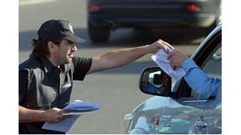 Los trabajadores petroleros reparten volantes en la rutas de Chubut para informar a los automovilistas del conflicto.