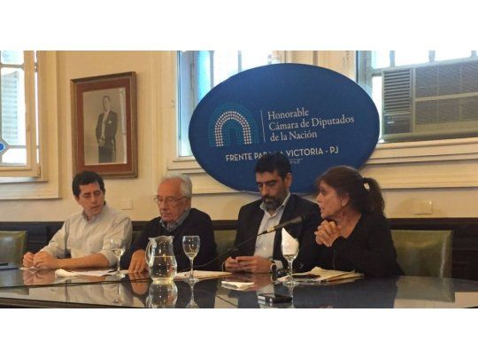 El bloque de diputados nacionales brindó una conferencia de prensa en la que puso en duda la transparencia en los procesos de control de los comicios del próximo domingo.