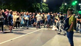El momento en el que intentan reanimar al jubilado fallecido en La Plata