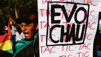 MENSAJE. Consignas como Evo chau y Tu tiempo se acaba se leyeron en los carteles de los manifestantes ayer frente al Tribunal Superior Electoral en La Paz. El presidente denunció un intento de golpe de Estado.