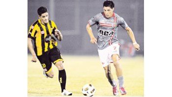 Enzo Pérez lucha con Julio Aguilar. Estudiantes mejoró mucho en el segundo tiempo y, en una ráfaga futbolística, consiguió el triunfo.