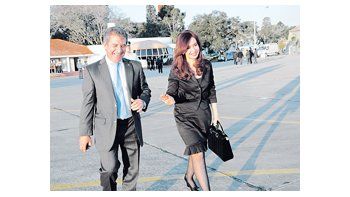 Sonrisas pese al duelo en tierra entrerriana, donde Cristina de Kirchner cumplió con su prometida visita al leal Urribarri.