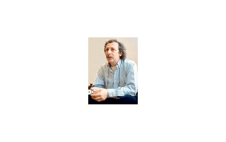 Alberto Lecchi: «Ciertos rasgos de Illia hoy pueden resultar increíbles. Tan es así que mientras ensayábamos un operador nos dijo: ‘Esa secuencia es inventada’».