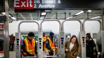 Empleados del subte en Nueva York desinfectan los molinetes.