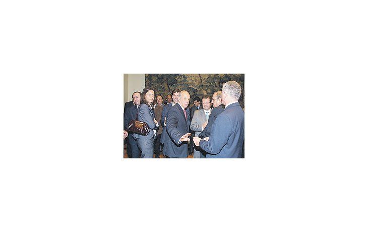 ámbito.com | Roberto Lavagna anoche en la presentación de un libro en la Bolsa de Comercio de BuenosAires junto a Leonardo Madcur (que sigue siendo funcionario en Economía, como cuandoestaba él) y, de espaldas, el economista duhaldista Jorge Sarghini, que habló de