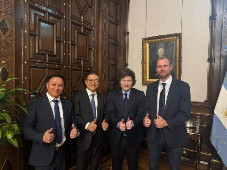 Ganfeng fue la primera empresa privada china en dialogar con el presidente Javier Milei desde su asunción. En ese momento, recibió a Wang Xiaoshen, presidente de Ganfeng Lithium Group Co. y Jason Luo, presidente de Ganfeng Lithium Sudamérica. Ganfeng fue la primera empresa privada china en dialogar con el presidente Javier Milei desde su asunción. En ese momento, recibió a Wang Xiaoshen, presidente de Ganfeng Lithium Group Co. y Jason Luo, presidente de Ganfeng Lithium Sudamérica.