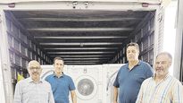 hito. Directivos de Samsung y Visuar con el cargamento a Uruguay.