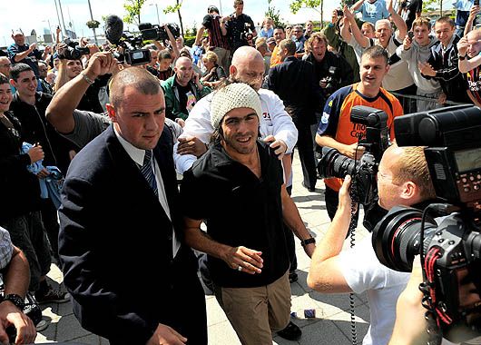 Una multitud fue a recibir a Tevez.