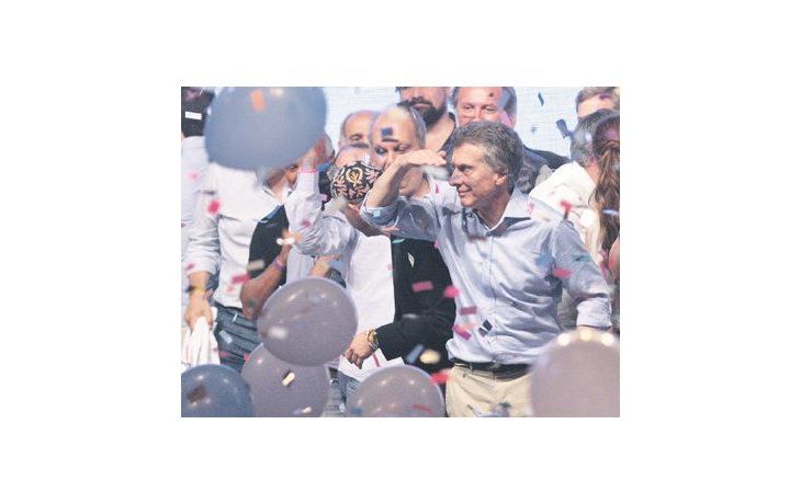 Mauricio Macri festejó anoche el triunfo en el complejo Costa Salguero que desbordó de asistentes junto a funcionarios y dirigentes de la alianza Cambiemos que venció anoche al Frente para la Victoria.