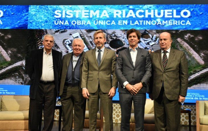 De izquierda a derecha: José Luis Lingeri, Secretario General del Sindicato de Trabajadores de Obras Sanitarias (SGBATOS); José Figiacone, Director General de AySA; Rogelio Frigerio, Ministro del Interior, Obras Públicas y Vivienda; Pablo Bereciartua, Secretario de Infraestructura y Política Hídrica de la Nación; y José Luis Inglese, presidente de AySA. Participaron, además, el director General adjunto, Fernando Calatroni; los miembros del directorio de AySA, Camilo Di Boscio y Pablo Walter; y la directora del Sistema Riachuelo, Marcela Álvarez.