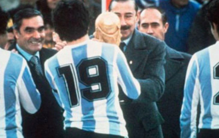Jorge Rafael Videla le entrega la Copa del Mundo al capitán del seleccionado argentino, Daniel Alberto Passarella.