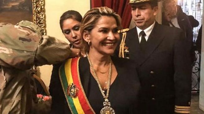 El momento en que los militares golpistas colocan la banda presidencial a Jeanine Áñez.