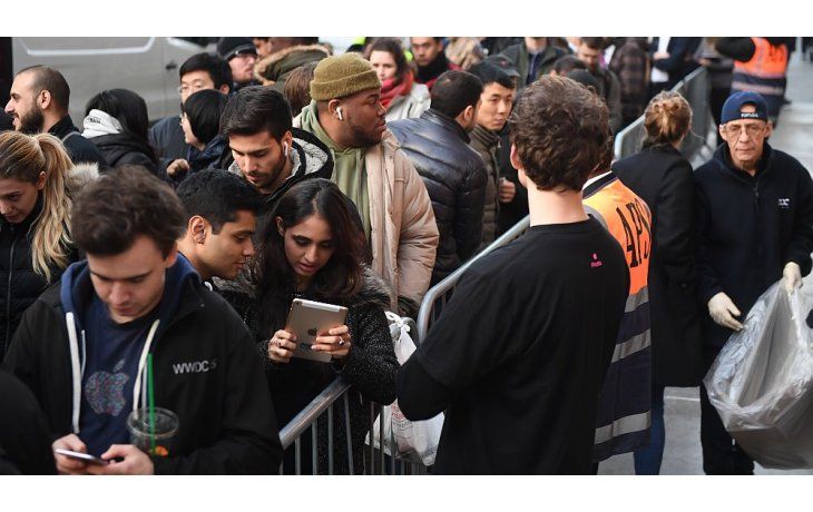 Largas colas para comprar el nuevo iPhone en un negocio en la ciudad de Londres.