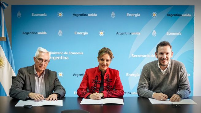 Energías renovables. Jorge Tamús, Flavia Royon y Juan Cuattromo en la firma del acuerdo.