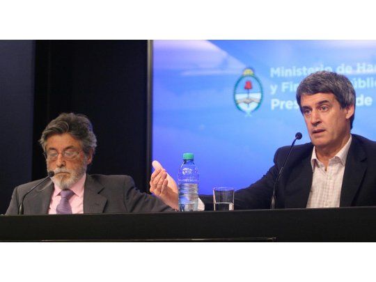 El titular de la AFIP, Alberto Abad y el saliente ministro de Hacienda Alfonso Prat Gay al dar detalles sobre el blanqueo: (Foto: Ignacio Petunchi).