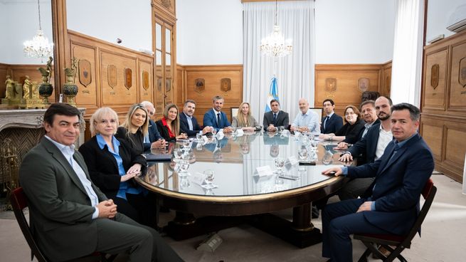 Karina Milei encabeza cumbre con diputados en Casa Rosada.