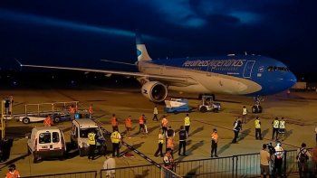 un nuevo vuelo de aerolineas parte a moscu para traer mas dosis de sputnik v al pais