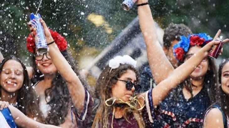 La campaña “El último primer día empieza en la escuela” promueve celebraciones responsables. La campaña “El último primer día empieza en la escuela” promueve celebraciones responsables.