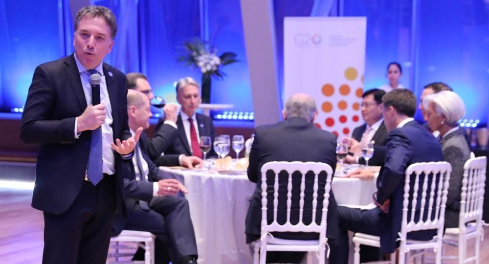 Dujovne, junto a Lagarde, Hammond, Scholz, Mnuchin, Morneau y Maurer, entre otros, durante la cena en el CCK.