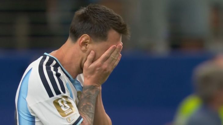 El capitán argentino, Lionel Messi, se lamenta tras el penal errado ante Austria. El capitán argentino, Lionel Messi, se lamenta tras el penal errado ante Austria.
