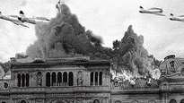 Aviones militares sobrevolando la Casa Rosada y lanzando bombas a la población civil.
