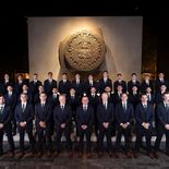 La foto oficial de la Selección Mexicana, con los 26 convocados, cuerpo técnico y dirigentes de la FMF. La foto oficial de la Selección Mexicana, con los 26 convocados, cuerpo técnico y dirigentes de la FMF.