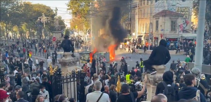 Francia bajo presión: El euro y la deuda sufren el impacto de los disturbios. Francia bajo presión: El euro y la deuda sufren el impacto de los disturbios.