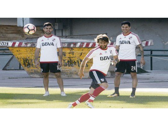 jueguito. El capitán Leonardo Ponzio muestra su habilidad ante la mirada de Gonzalo Martínez y Enzo Pérez. River se juega todo el jueves.