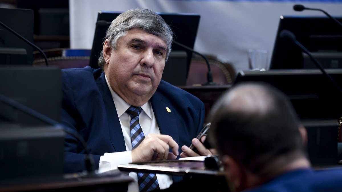 El senador José Mayans fue internado por una afección intestinal
