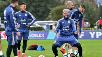 calienta motores: messi estuvo muy activo en la practica de la seleccion