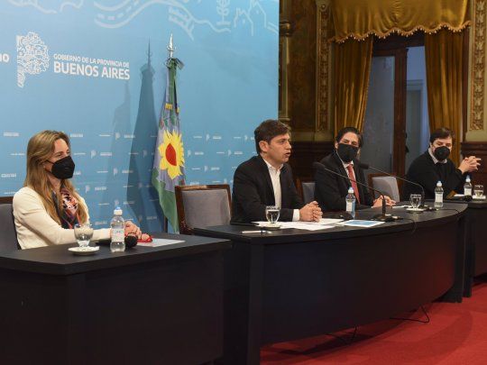 Axel Kicillof, durante el lanzamiento del programa ATR junto a la directora general de Cultura y Educación, Agustina Vila; el ministro de Educación nacional, Nicolás Trotta, y el viceministro de Salud provincial, Nicolás Kreplak.