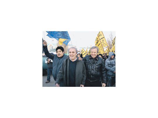 El reelecto gobernador Daniel Peralta, junto al flamante intendente electo de Río Gallegos, Raúl Cantín. En las últimas horas, Francisco Anglesio reconoció que no sucederá al radical Héctor Roquel.
