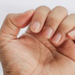 El uso de bases protectoras, aceites nutritivos y suplementos con biotina y zinc ayuda a mantener las uñas más resistentes. El uso de bases protectoras, aceites nutritivos y suplementos con biotina y zinc ayuda a mantener las uñas más resistentes.