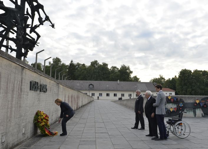 Histórica visita de Merkel a un campo de concentración (foto 1)