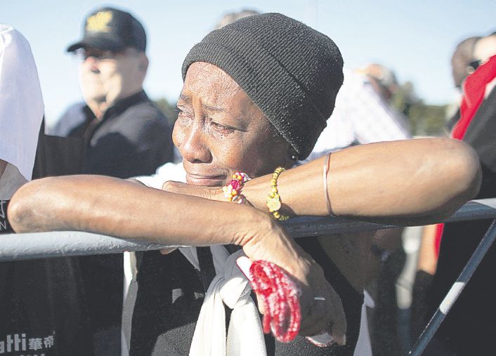 Masivo peregrinaje en el  inicio de los funeralesde Castro en La Habana (foto 1)