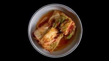 Kimchi, un tradicional y saludable platillo de la gastronom&iacute;a coreana.