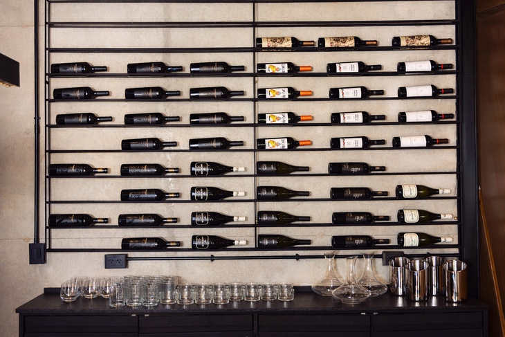 Joaquín Vasco Wine Spot ofrece una vinoteca boutique con etiquetas de alta gama, tapas españolas y tartas de queso de edición limitada en su local Nordelta.