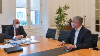 El Gobierno convocó a una mesa técnica para avanzar con medidas sobre el aumento en medicamentos.